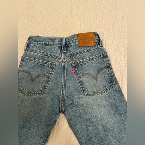 Light to medium wash Levi’s wedgie icon jeans size 23. Worn once!!! - Picture 6 of 6